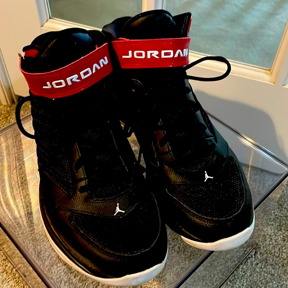 Mens Air Jordan size 11.5! These shoes are in great shape!